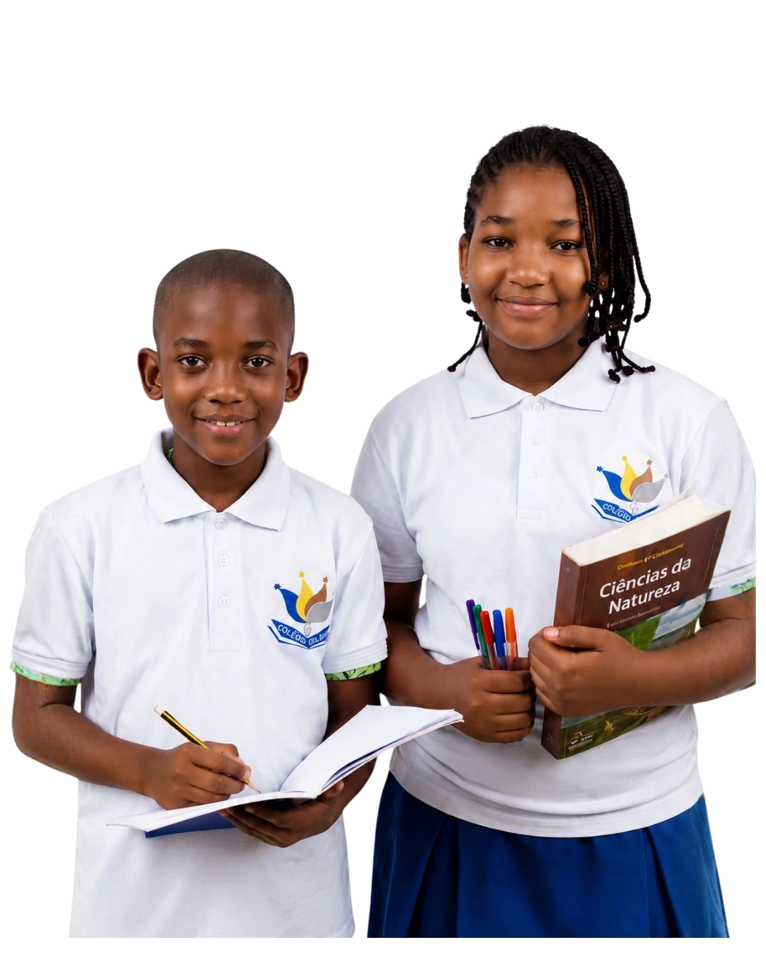 Dois alunos do Colégio Cultus com farda oficial, segurando livro de Ciências da Natureza e caderno