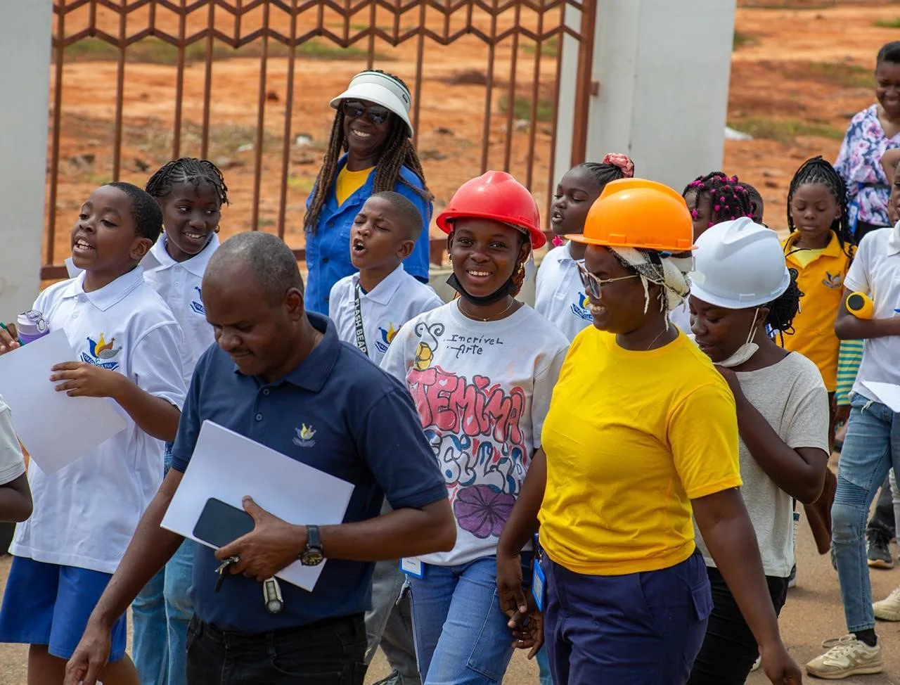 Alunos e professores do Colégio Cultus com capacetes de protecção em visita técnica