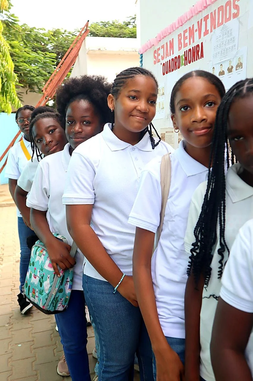 Alunas do Ensino Primário do Colégio Cultus junto ao Quadro de Honra
